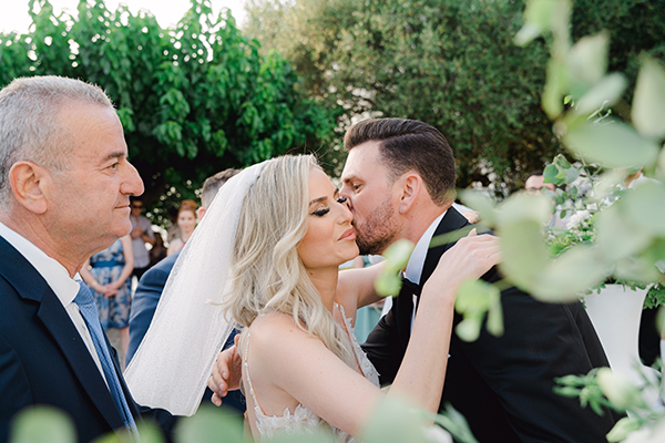 romantic-chic-summer-wedding-white-florals-greenery_15