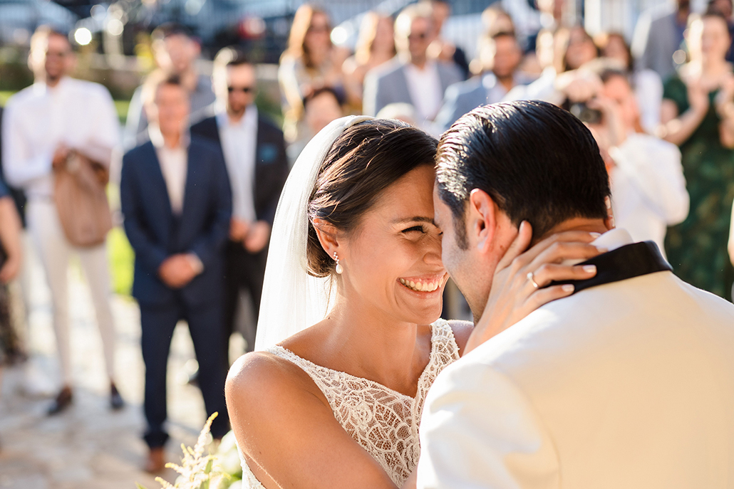 Ρομαντικός φθινοπωρινός γάμος στην Αθήνα με λευκά και peach τριαντάφυλλα | Ελένη & Χρήστος