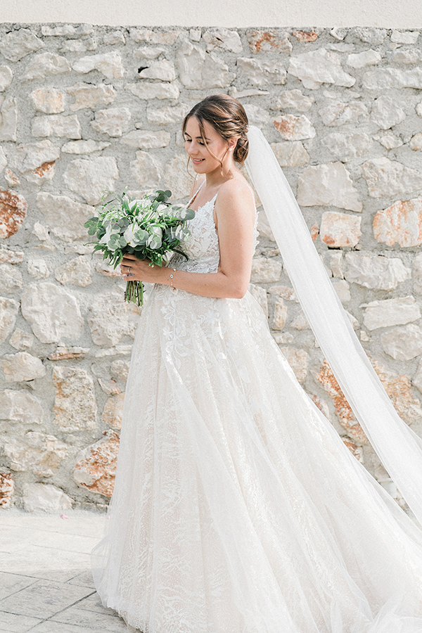 romantic-spring-wedding-beach-lefkada-fresh-white-flowers_11