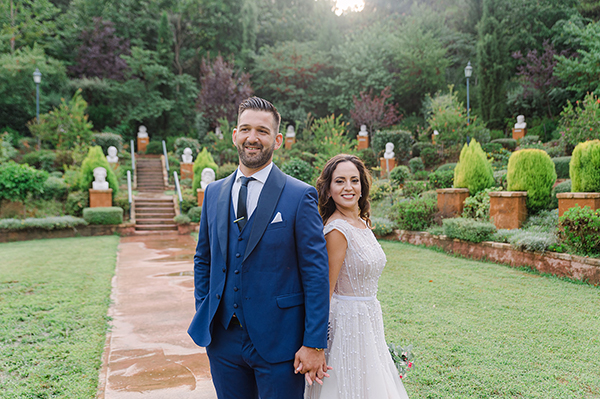 summer-wedding-nafpaktos-beautiful-flowers-lush-greenery_05x