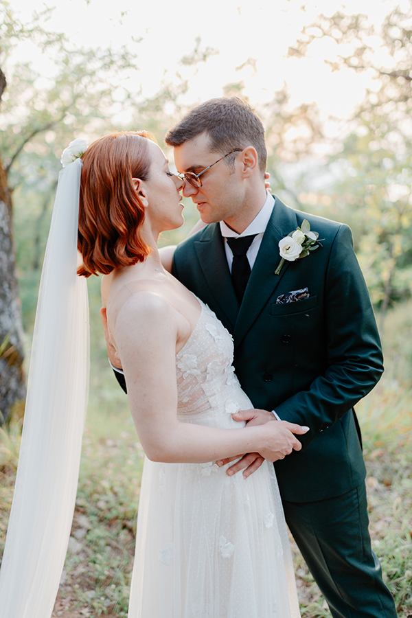 summer-wedding-nafpaktos-white-peonies-lisianthus_03