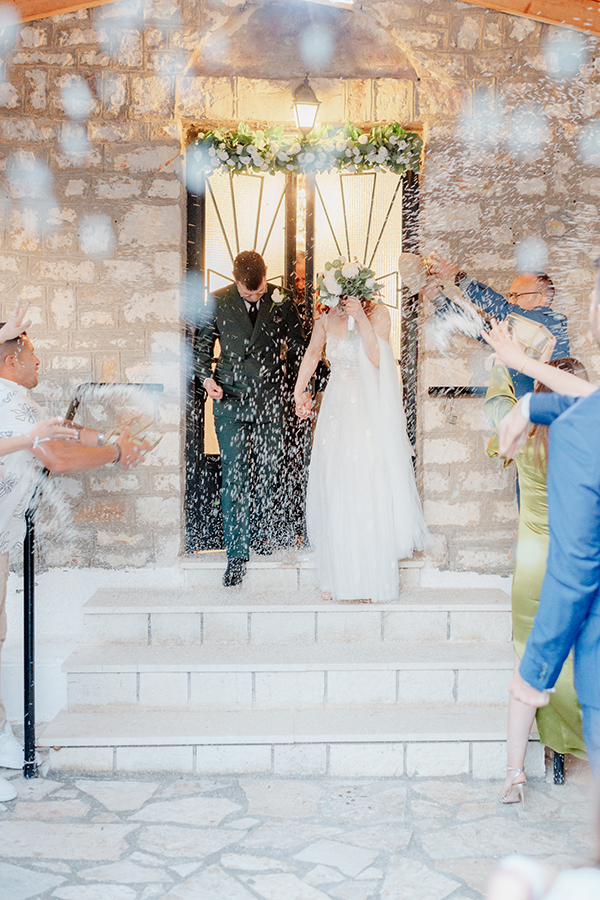 summer-wedding-nafpaktos-white-peonies-lisianthus_18