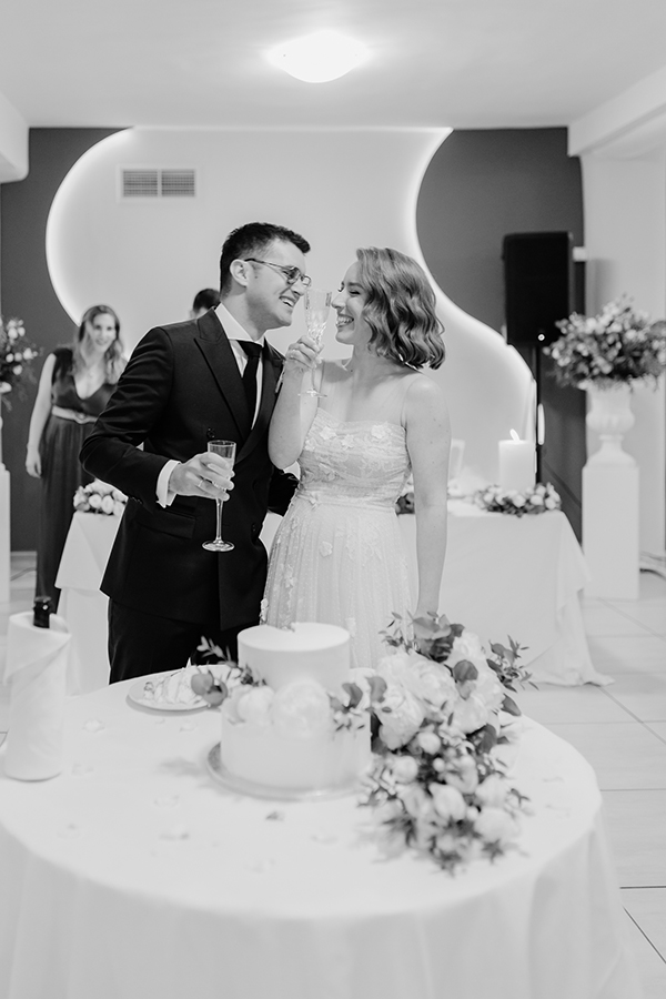 summer-wedding-nafpaktos-white-peonies-lisianthus_20