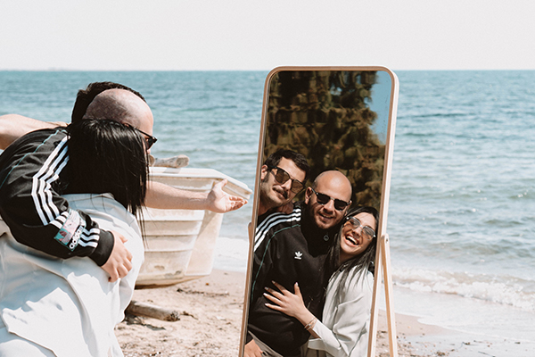 Πρωτότυπη ιδέα με photo booth για ένα διασκεδαστικό γαμήλιο πάρτι