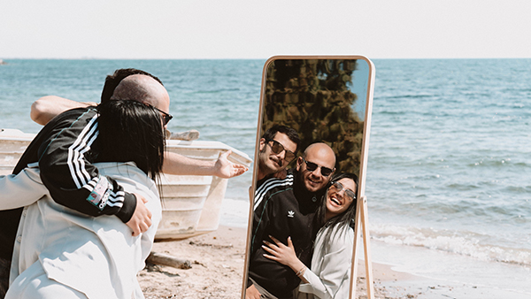 unique-idea-mirrorbooth-fan-wedding-party_08