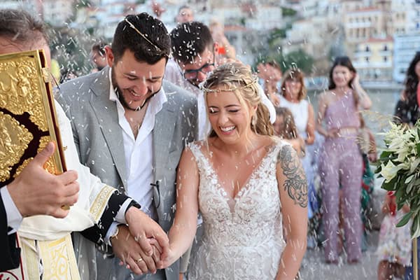 Όμορφος destination καλοκαιρινός γάμος στο Γύθειο με λευκά τριαντάφυλλα και φύλλα ελιάς | Jackie & Δημήτρης