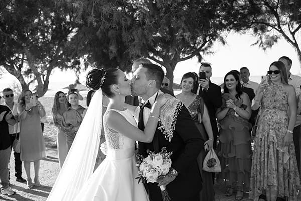 beautiful-summer-wedding-rethymno-light-blue-hydrangeas-white-roses_23