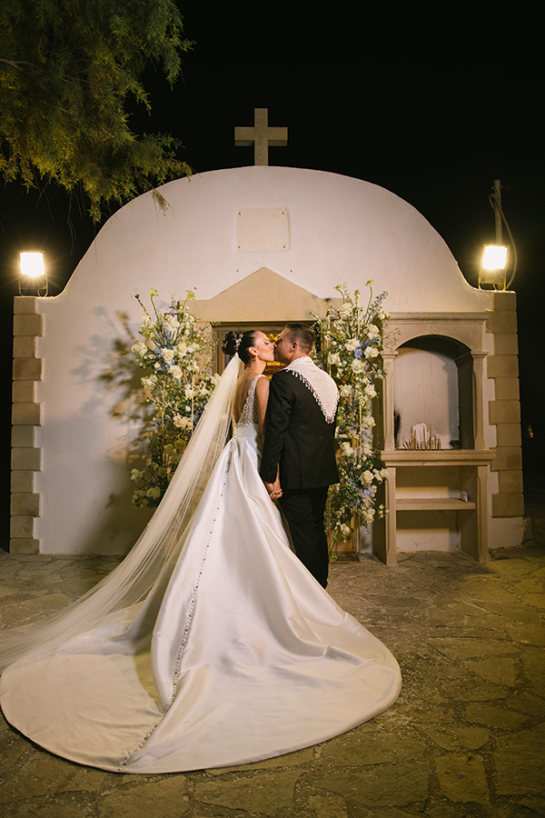 beautiful-summer-wedding-rethymno-light-blue-hydrangeas-white-roses_35