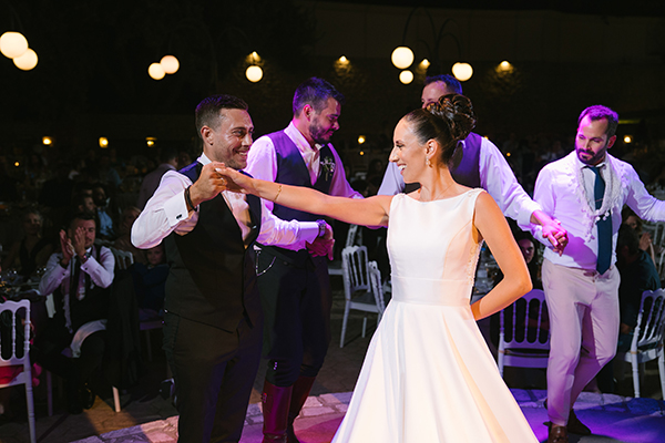 beautiful-summer-wedding-rethymno-light-blue-hydrangeas-white-roses_41