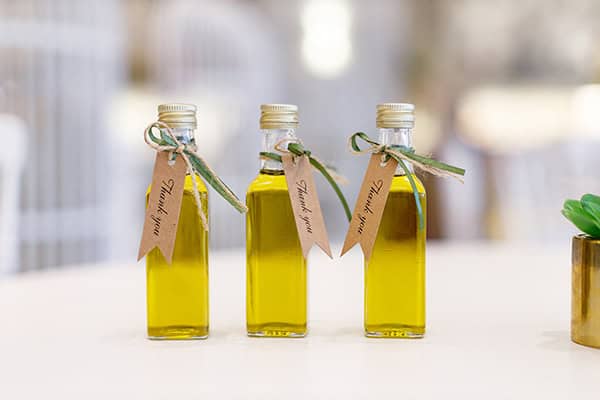 greek-inspired-wedding-decoration-ideas-olive-leaves-white-flowers_08y