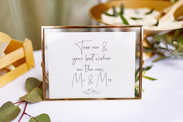 greek-inspired-wedding-decoration-ideas-olive-leaves-white-flowers_13