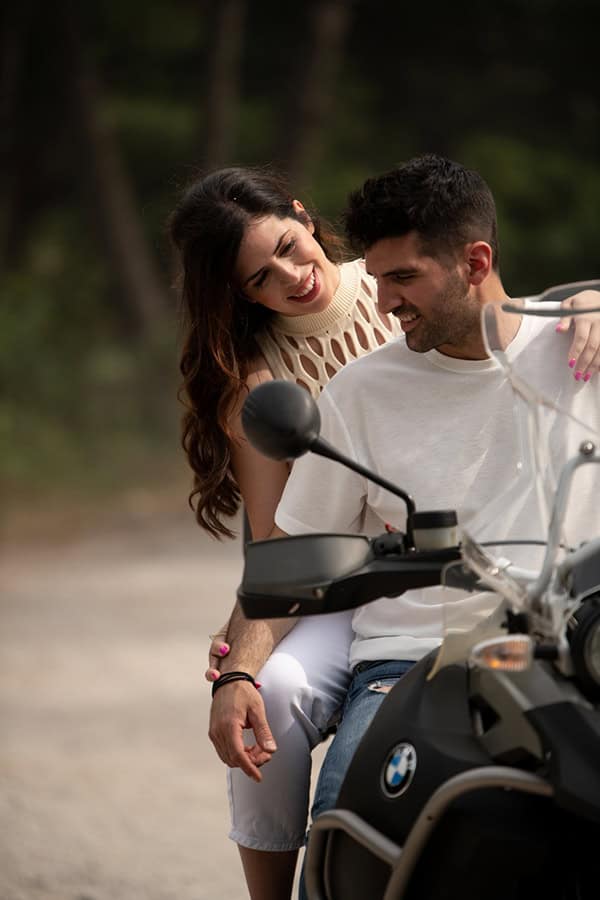 lovely-motorcycle-engagement-session_03