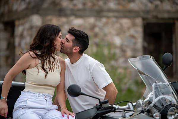 lovely-motorcycle-engagement-session_08x