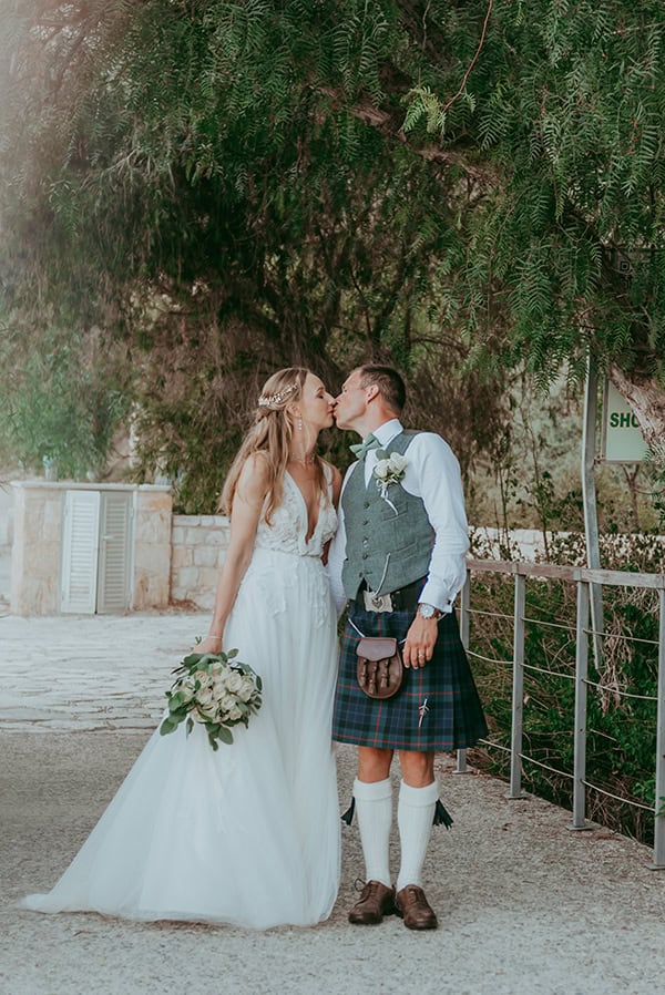 lovely-wedding-columbia-beach-resort-romantic-florals_01