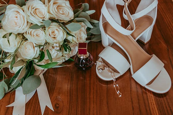 lovely-wedding-columbia-beach-resort-romantic-florals_06