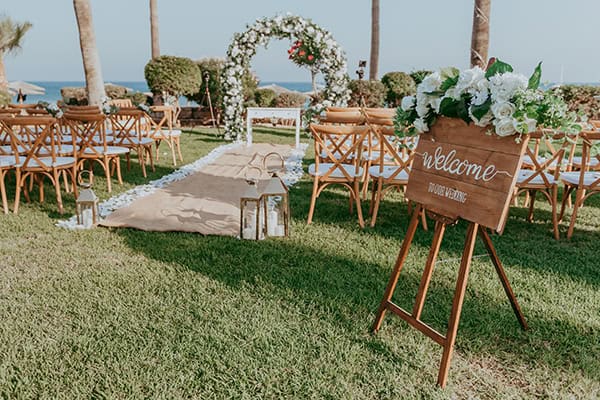 lovely-wedding-columbia-beach-resort-romantic-florals_12x