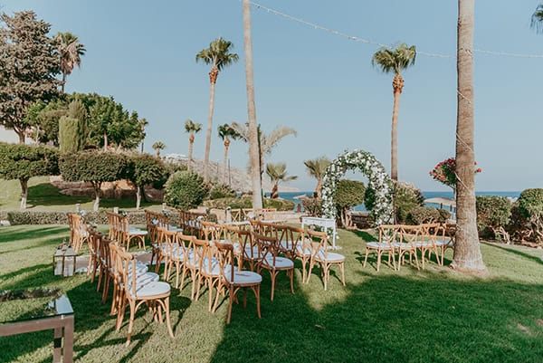 lovely-wedding-columbia-beach-resort-romantic-florals_16