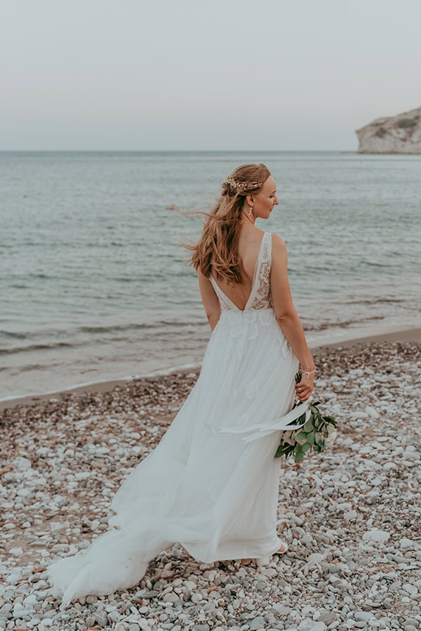 lovely-wedding-columbia-beach-resort-romantic-florals_27x