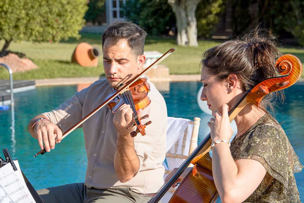 Το One Cello Ν a Half υπόσχεται μια εξαίσια ηχητική υπόκρουση στο γάμο σας