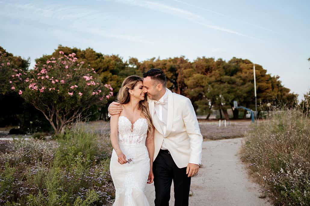 Όμορφος ρομαντικός καλοκαιρινός γάμος στην Χαλκιδική με κλασικές λευκές αποχρώσεις | Σοφία & Λεωνίδας