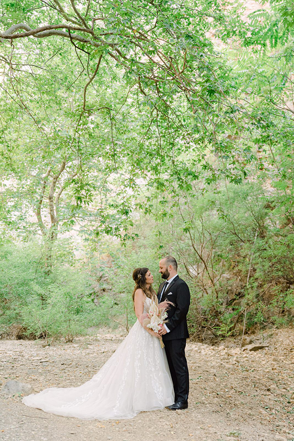 romantic-summer-wedding-anthurium-pampas-grass_01x