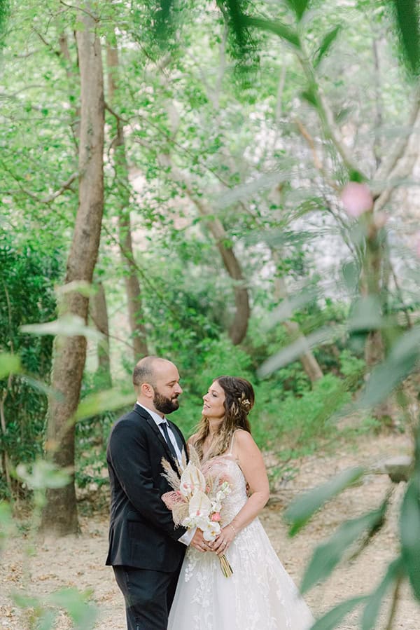 romantic-summer-wedding-anthurium-pampas-grass_03x