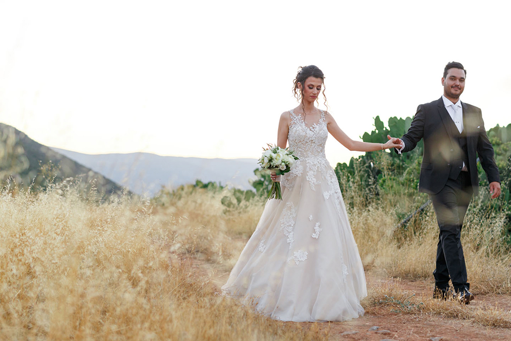 Ρομαντικός καλοκαιρινός γάμος στην Αρκαδία με λευκά άνθη | Δήμητρα & Γιώργος