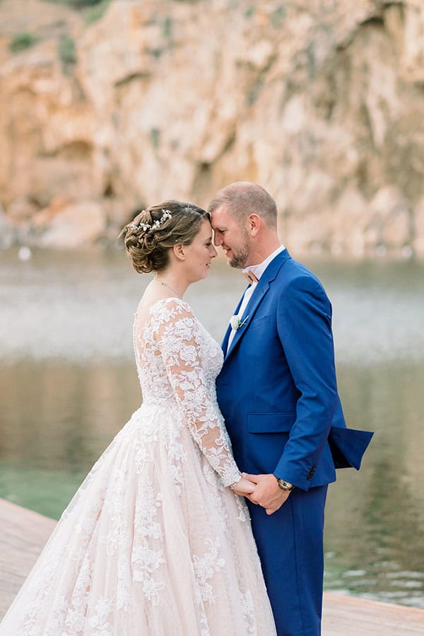 romantic-summer-wedding-athens-total-white-roses_02