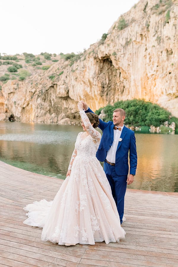 romantic-summer-wedding-athens-total-white-roses_03