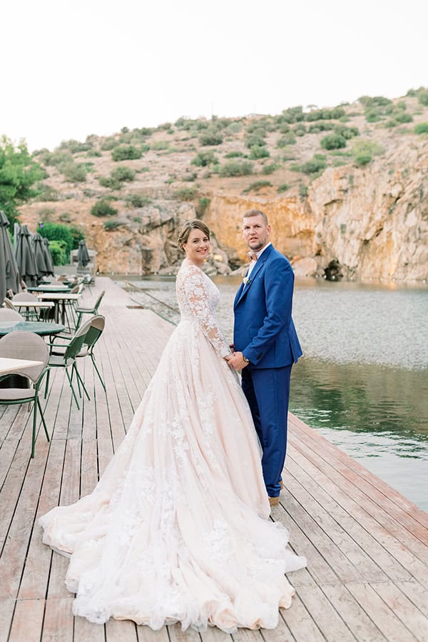 romantic-summer-wedding-athens-total-white-roses_04