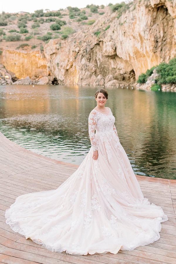 romantic-summer-wedding-athens-total-white-roses_06