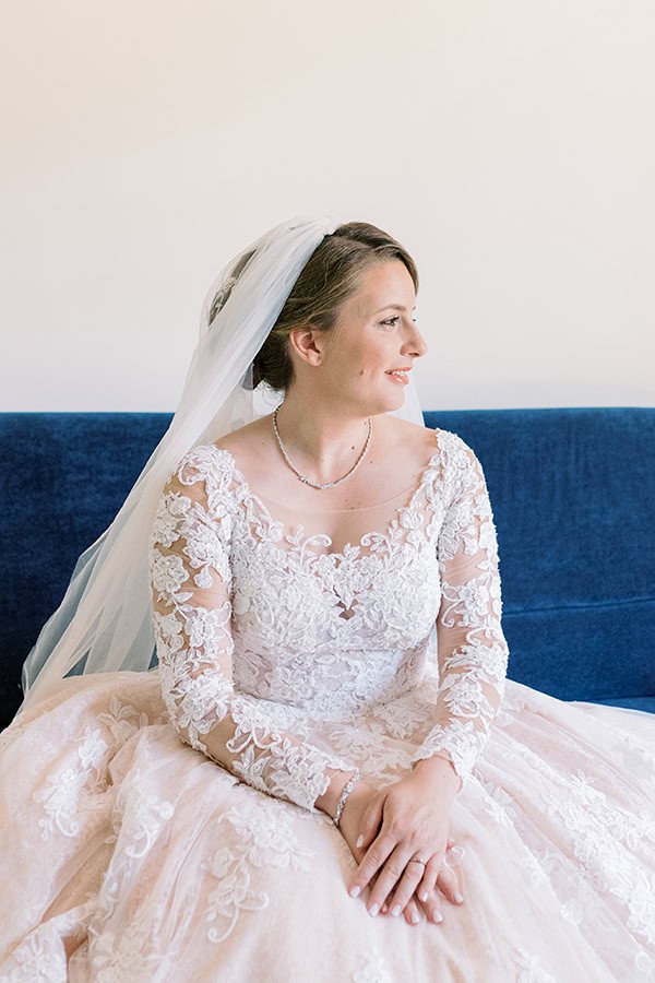 romantic-summer-wedding-athens-total-white-roses_15