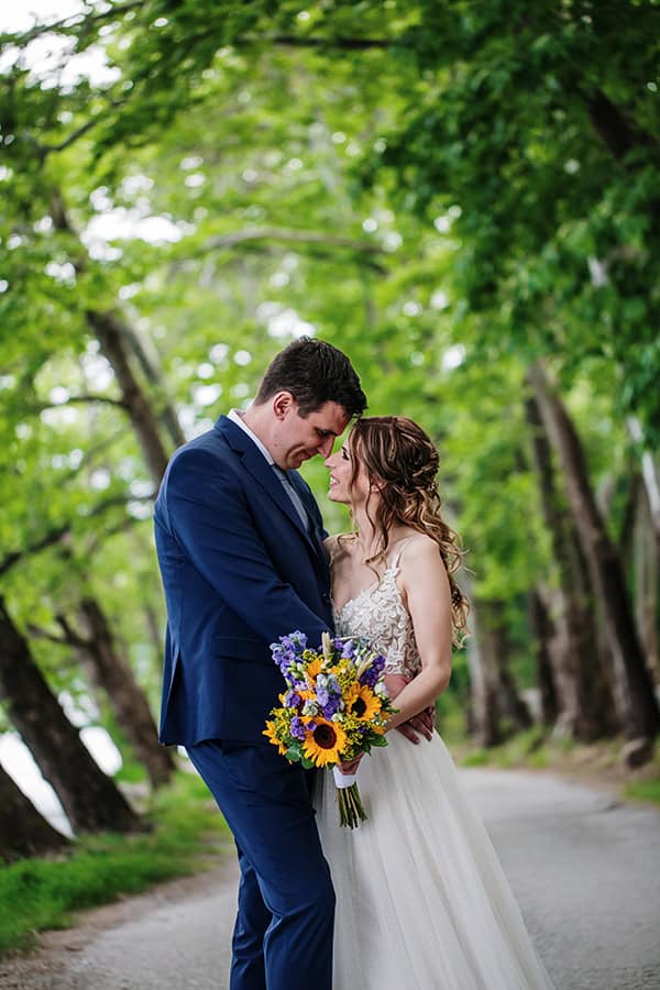 romantic-summer-wedding-kastoria-sunflowers_01