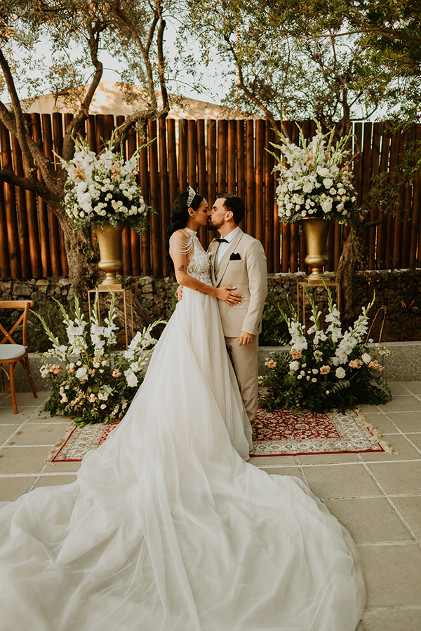 romantic-summer-wedding-nicosia-white-flowers_10
