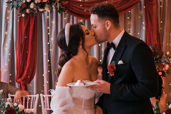 Υπέροχος ρομαντικός γάμος στην Ρόδο με μπορντό και λευκά τριαντάφυλλα | Μίκα & Δημήτρης Υπέροχος ρομαντικός γάμος στην Ρόδο με μπορντό και λευκά τριαντάφυλλα | Μίκα & Δημήτρης