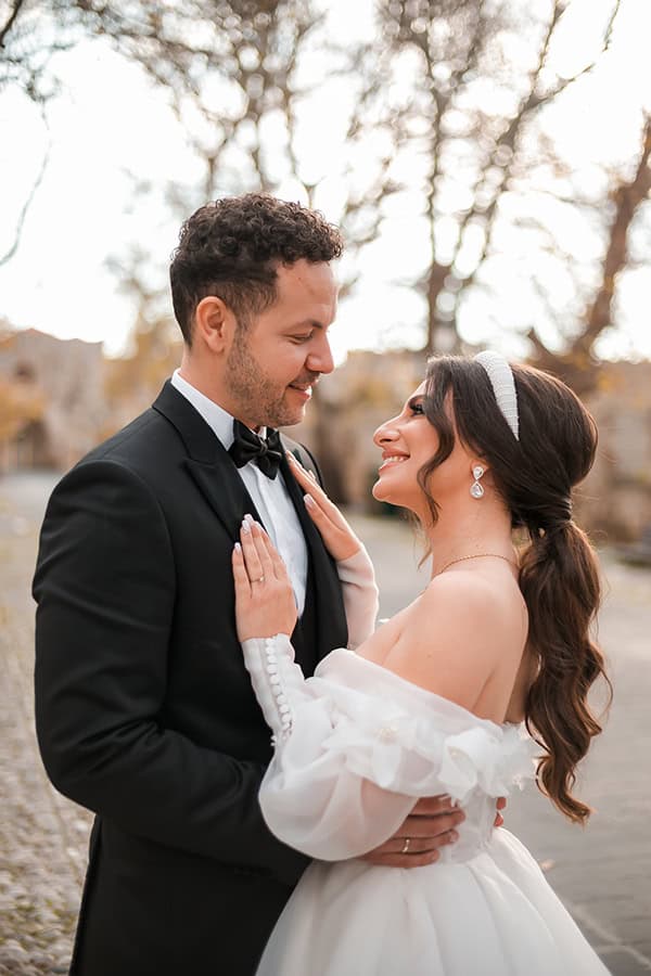 romantic-summer-wedding-rhodes-burgundy-white-roses_05