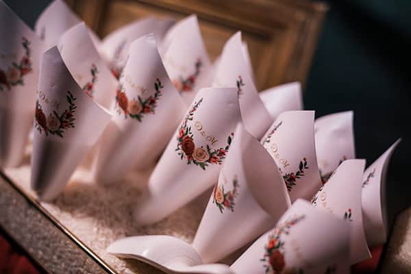 romantic-summer-wedding-rhodes-burgundy-white-roses_16