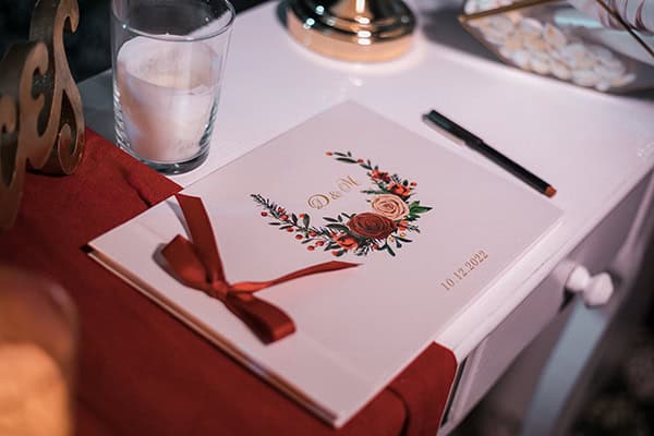 romantic-summer-wedding-rhodes-burgundy-white-roses_17