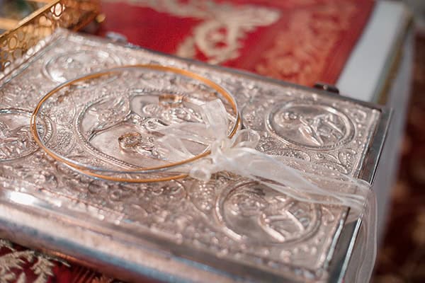 romantic-summer-wedding-rhodes-burgundy-white-roses_18