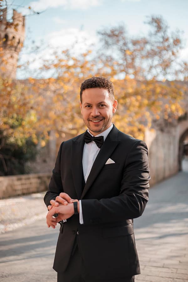 romantic-summer-wedding-rhodes-burgundy-white-roses_19