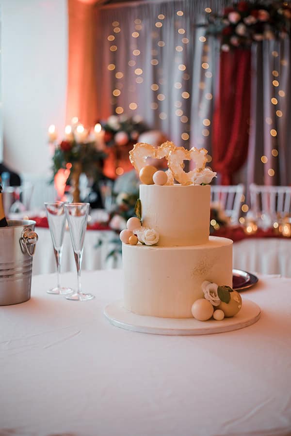 romantic-summer-wedding-rhodes-burgundy-white-roses_25