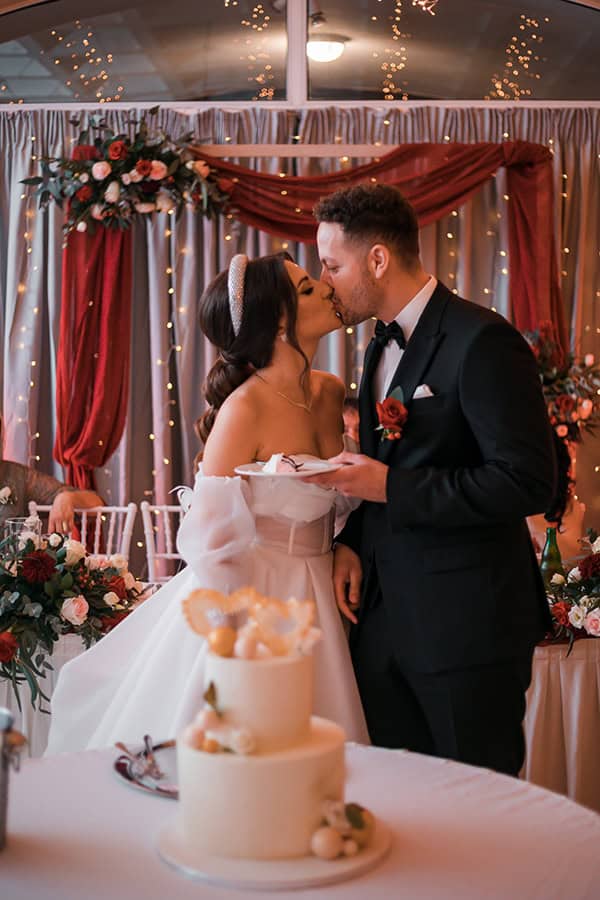 romantic-summer-wedding-rhodes-burgundy-white-roses_26