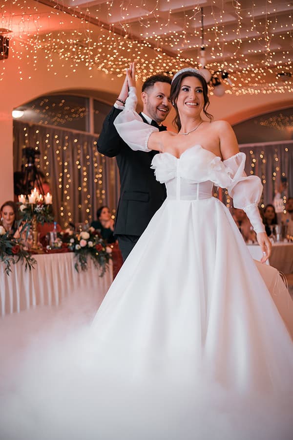 romantic-summer-wedding-rhodes-burgundy-white-roses_27