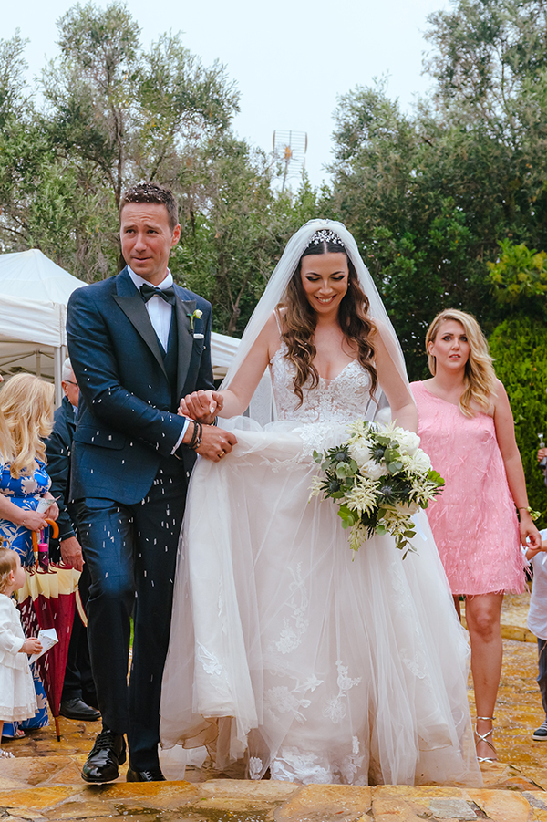 romantic-summer-wedding-white-blue-hydrangeas_23