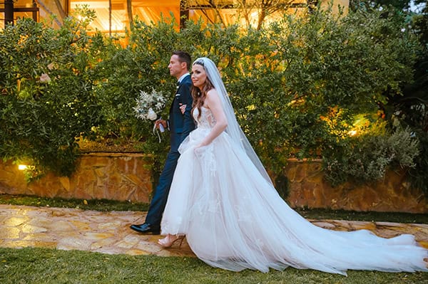 romantic-summer-wedding-white-blue-hydrangeas_35x