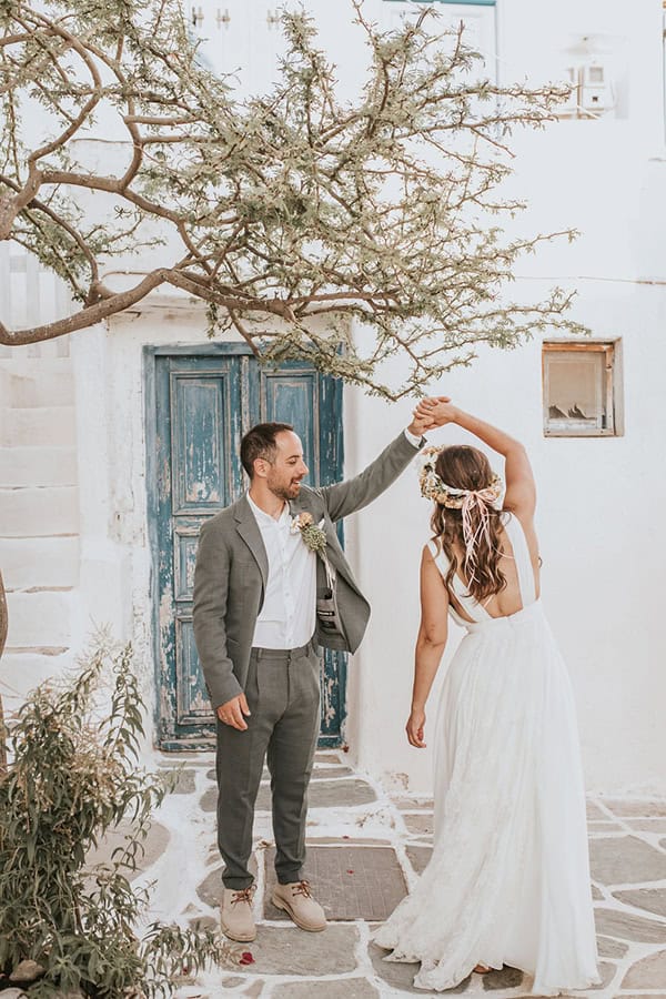 rustic-chic-summer-wedding-folegandros-pale-peach-dahlias-chamomile_02