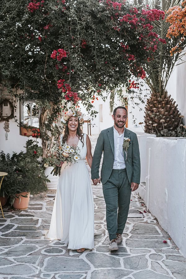 rustic-chic-summer-wedding-folegandros-pale-peach-dahlias-chamomile_04