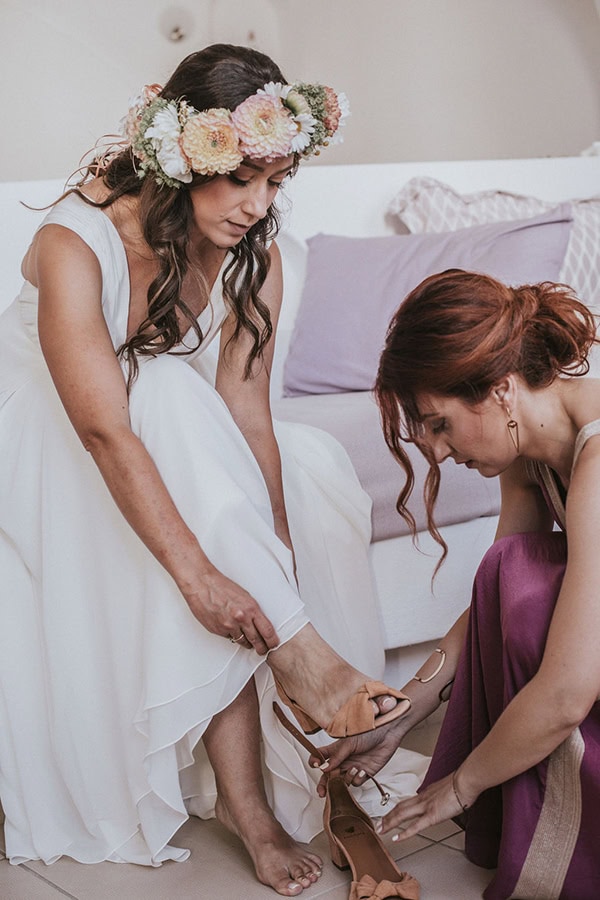 rustic-chic-summer-wedding-folegandros-pale-peach-dahlias-chamomile_08x