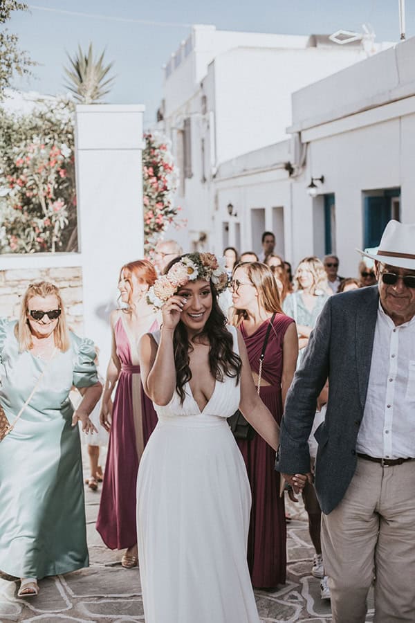 rustic-chic-summer-wedding-folegandros-pale-peach-dahlias-chamomile_17