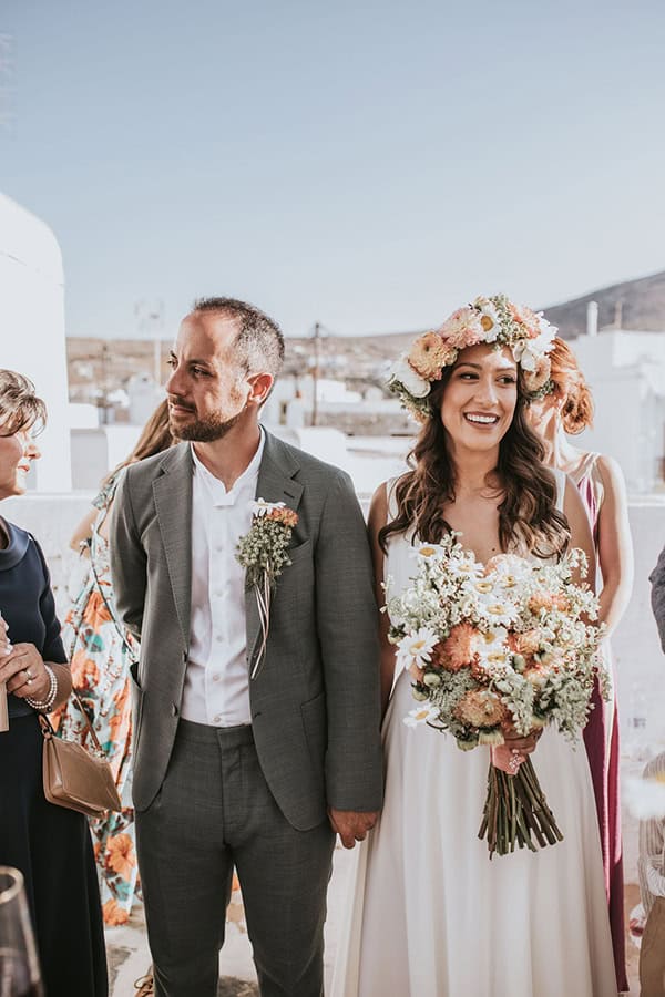 rustic-chic-summer-wedding-folegandros-pale-peach-dahlias-chamomile_25